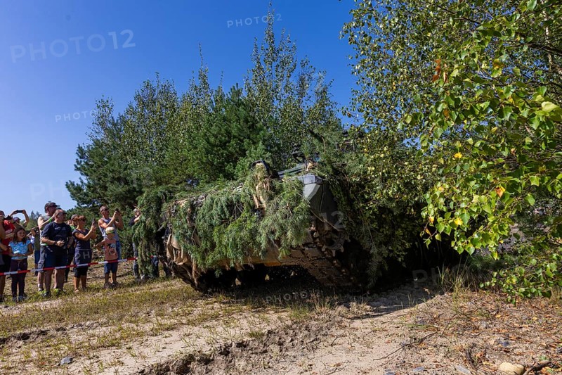The Oberlausitz military training area opened its Tor tor to thousands of visitors for the Open Day at the Oberlausitz military training area to give them an insight behind the scenes of the Bundeswehr in Saxony. The soldiers presented a wide range of large and small equipment and gave an impressive demonstration of what they are capable of. Dynamic demonstration by the armoured infantry with the Marder infantry fighting vehicle, open day at the Oberlausitz military training area, Weißkeißel, Saxony, Germany, Europe