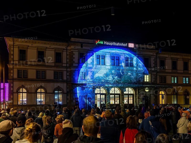 Central railway station - car park, baumbule!, Karl Iaro & Fabio Koll The 2nd edition of Light our Vision under the motto LICHT.MACHT.PLATZ. is inspiring with an international line-up and a record number of applications from all over the world. The best light artists were selected from over 100 submissions to present their works at various locations in Chemnitz city centre. A total of 21 artists are taking part, creating fascinating experiences with unique installations, projections and interactive works of light art. The second Light our Vision light art festival, Chemnitz, Saxony, Germany, Europe