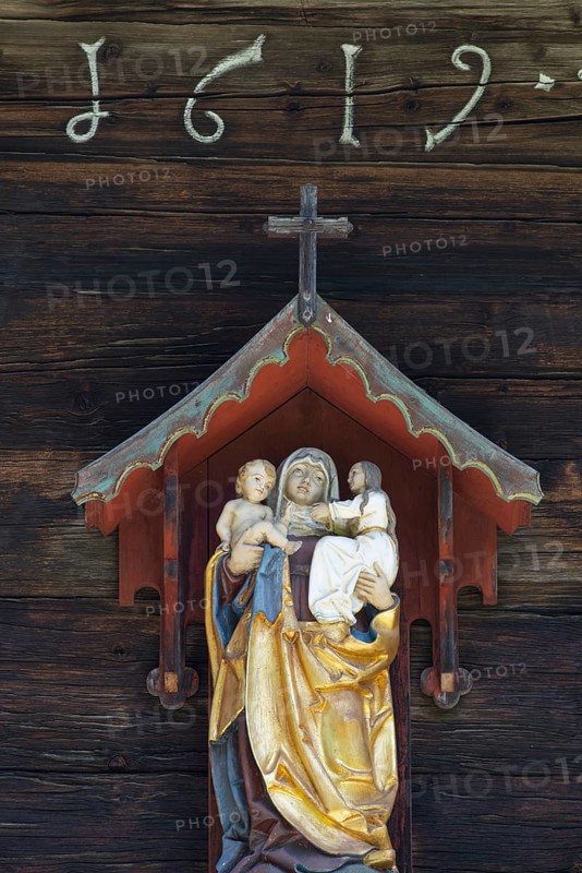 Carved Madonna with baby Jesus at the Jakobehüs, Gerstruben, a former mountain farming village in the Dietersbachtal valley near Oberstdorf, Allgäu Alps, Allgäu, Bavaria, Germany, Europe