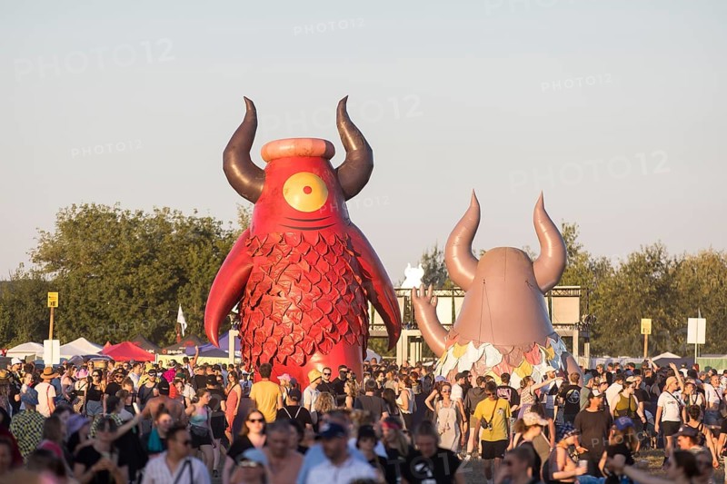 Festival visitors in front of the Highfield mascot Highviech at the Highfield Festival on Friday, Störmthaler See, 16.08.2024