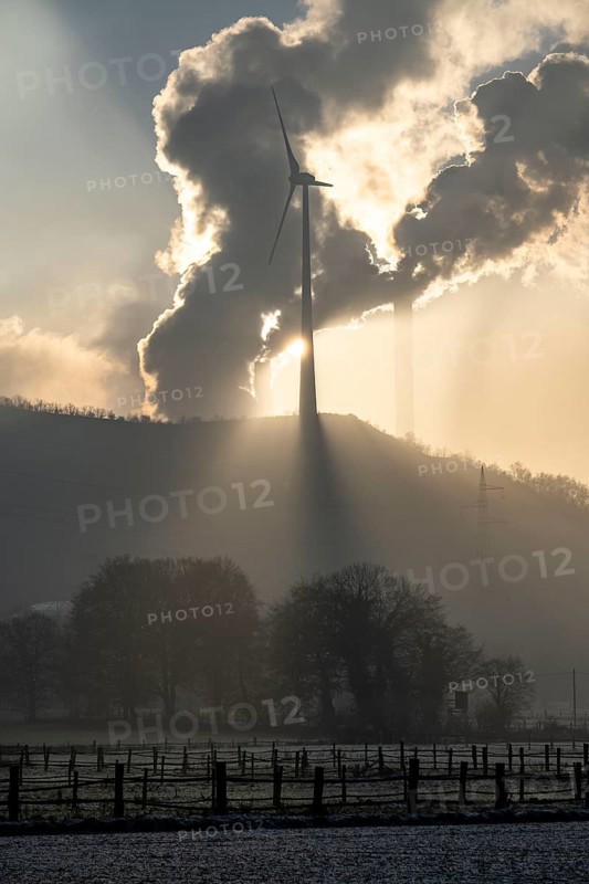 Windpark Halde Oberscholven, smoke clouds from the cooling tower and chimney of the Uniper coal-fired power plant Scholven, Gelsenkrichen, North Rhine-Westphalia, Germany, Europe