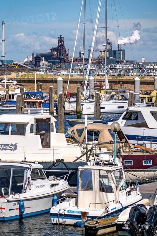 Seaport Marina IJmuiden, marina, sailing boats, yachts, behind the Tata Steel steel and smelting works in IJmuiden, Velsen, North Holland, Netherlands, largest industrial area in the Netherlands, 2 blast furnaces, 2 coking plants, rolling mills, directly on the North Sea, beach houses near Ijmuiden aan Zee