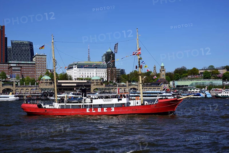 Europe, Germany, Hamburg, Elbe, view across the Elbe to the St. Pauli Landungsbrücken, St. Pauli skyline, historic lightship Elbe 3, built in 1888, Hamburg, Hamburg, Federal Republic of Germany, Europe