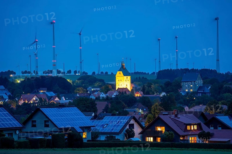 Wind farm above the village of Lichtenau, self-proclaimed energy town, houses with photovoltaic systems on the roofs, Paderborn district, OWL, A North Rhine-Westphalia, Germany, Europe
