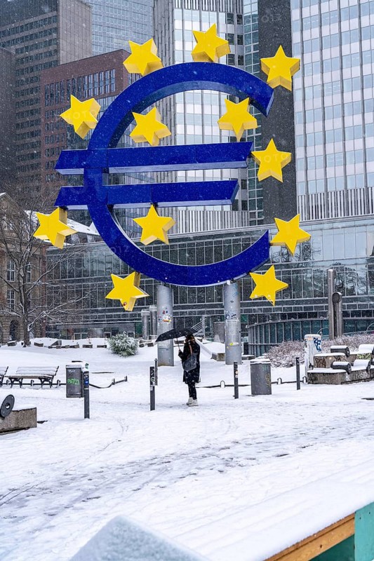 Winter in Frankfurt, euro sculpture at Willy-Brandt-Platz, snow-covered, Hesse, Germany, Europe