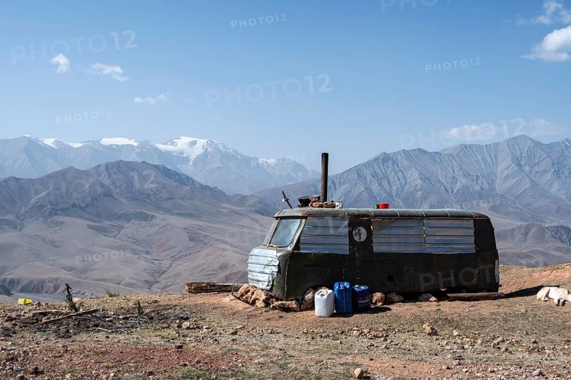 Car converted into a caravan, Moldo-Ashuu Pass, Naryn Province, Kyrgyzstan, Asia