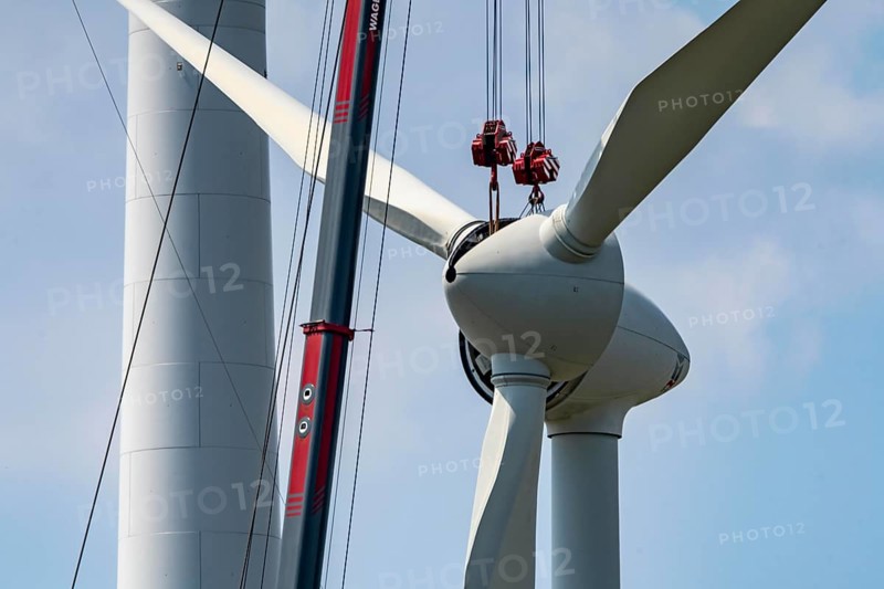 Repowering of a wind farm near Issum, 9 older wind turbines from the manufacturer Enercon (model series E-58) will be dismantled, which have been in operation for over two decades, will be replaced by a total of four Enercon E-160 turbines, under construction, with a total output of 22 megawatts, Lower Rhine, North Rhine-Westphalia, Germany, Europe