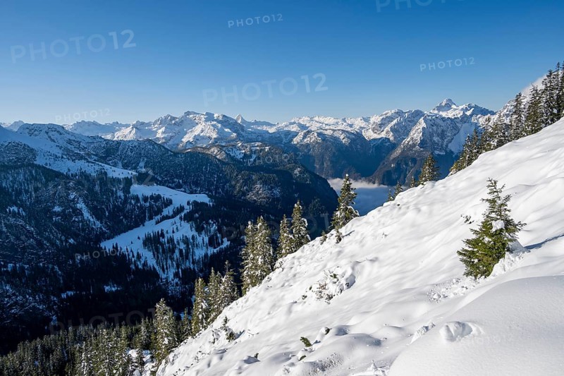Snow-covered mountain landscape with mountain panorama on the Jenner, view of the Steinernes Meer, Berchtesgaden National Park, Berchtesgaden Alps, Schönau am Königssee, Berchtesgadener Land, Bavaria, Germany, Europe