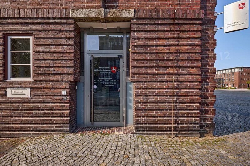 Wilhelmshaven tax office, entrance area, brick architecture, red bricks, blue sky, Paul-Hug-Straße and Rathausplatz, Wilhelmshaven, independent city, Lower Saxony, Germany, Europe