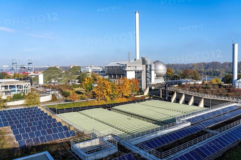 Municipal sewage treatment plant on Salierweg in the north of Bonn, directly on the Rhine, treats the wastewater from over 20 districts of Bonn, with sewage sludge incineration plant, North Rhine-Westphalia, Germany, Europe