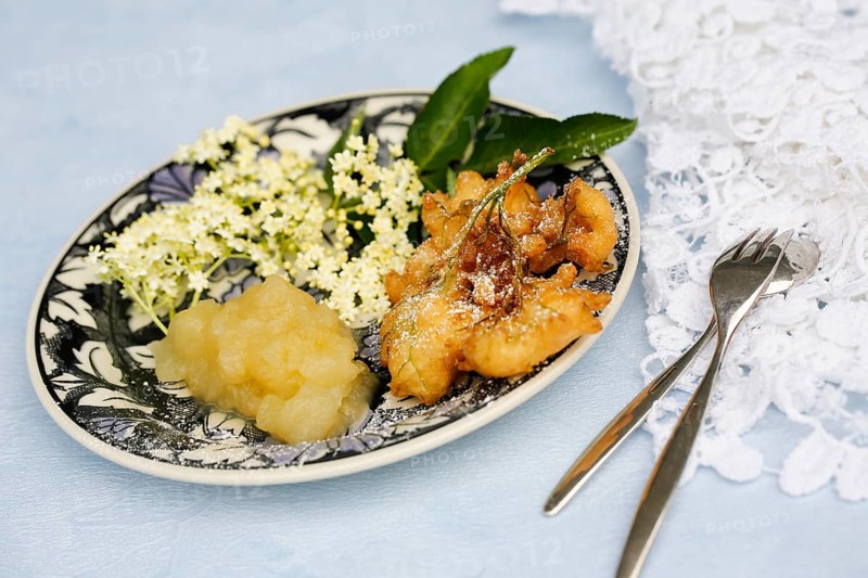 Swabian cuisine, elderberry cakes with apple sauce, Hollerkiacherl, elderflowers in pastry, dessert, dessert, fat baked, served on a plate, grandmother's kitchen, regional, home cooking, typical Swabian, classic recipe, traditional cuisine, food photography, studio, Germany, Europe