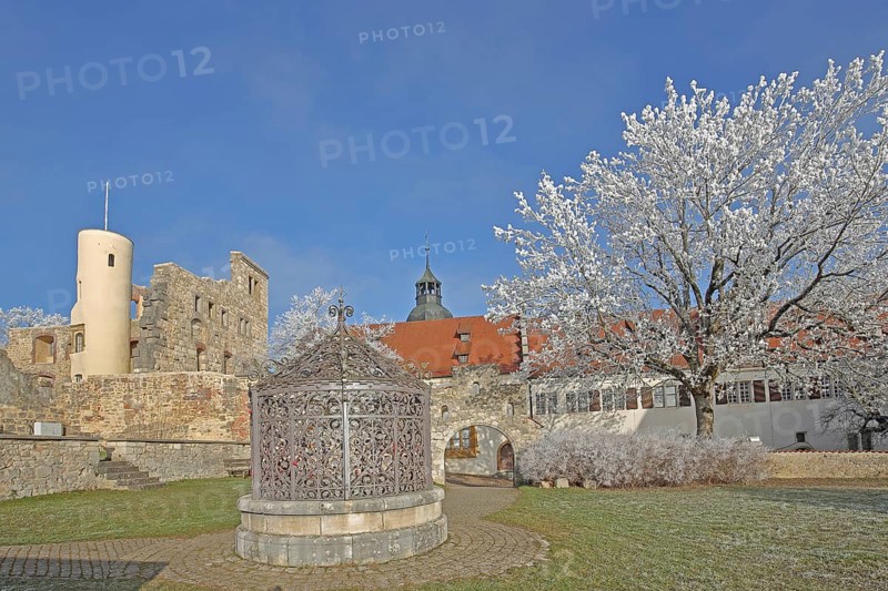 Inner courtyard and Kindlesbrunnen fountain decorated with metal grating, medieval, iron grating, wrought iron work, decorations, winter, snow, hoarfrost, Hellenstein Castle, Heidenheim an der Brenz, Swabian Alb, Baden-Württemberg, Germany, Europe