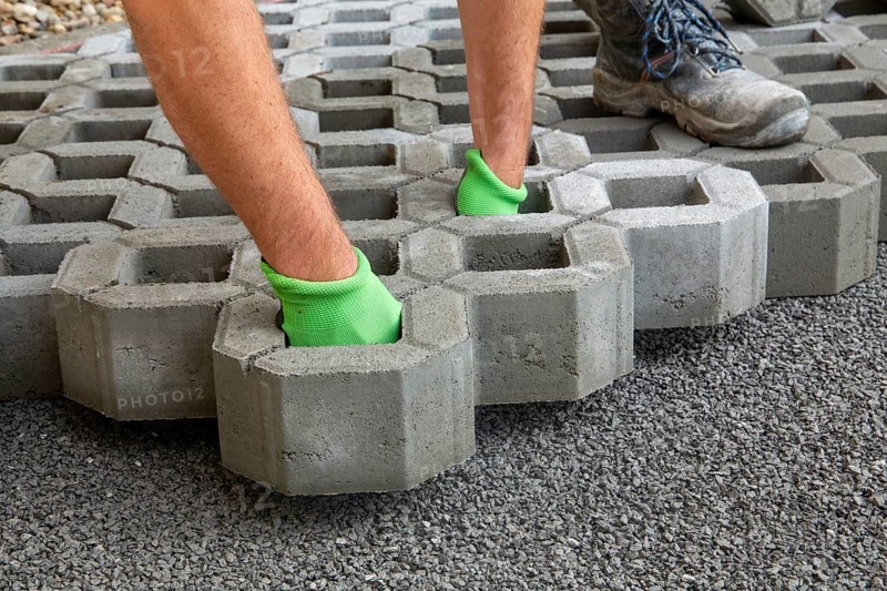 Paving work: Laying of grass pavers