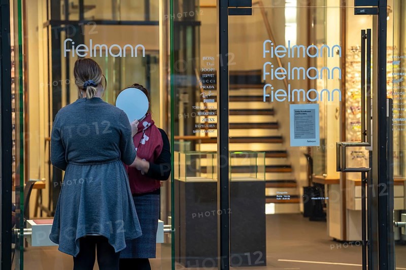 First day of the Christmas lockdown in the Corona crisis, empty shopping alleyway, closed shops, open optician, customer tries out glasses, Schildergasse, in Cologne, North Rhine-Westphalia, Germany, Europe