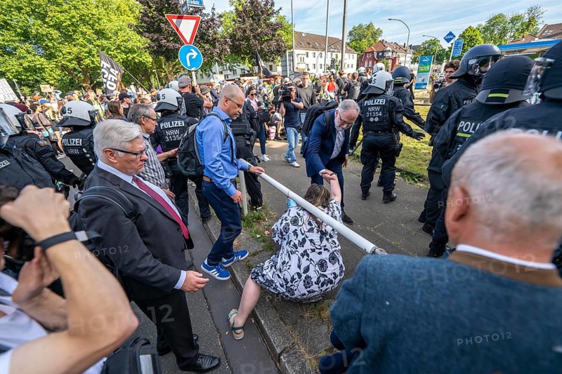 Riots in the run-up to the AFD party conference in Essen, demonstrators try to prevent AFD delegates from entering the Grugahalle, they are led through the demonstrators by a massive police contingent, there were many scuffles, Essen, North Rhine-Westphalia, Germany, Europe