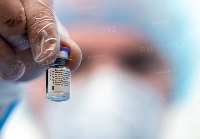Start in the vaccination centre for corona vaccinations, in a hall of Messe Essen, for people over 80 years of age who do not live in nursing homes, preparation of the Pfizer-Biontech vaccine, ampoule with the vaccine, vaccination lines for a daily vaccination of up to 2400 people, operated by the Association of Statutory Health Insurance Physicians, Essen, North Rhine-Westphalia, Germany, Europe