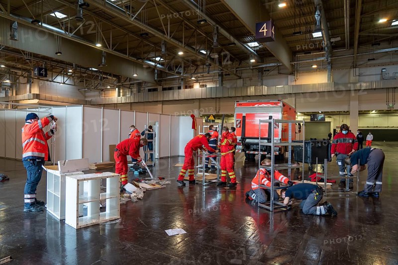 Construction of a vaccination centre for corona vaccinations, in a hall at Messe Essen, by the city, the fire brigade and various aid organisations, construction of 12 vaccination lines for a daily vaccination of up to 2400 people, operated by the North Rhine-Westphalia Association of Statutory Health Insurance Physicians, assembly of storage shelves