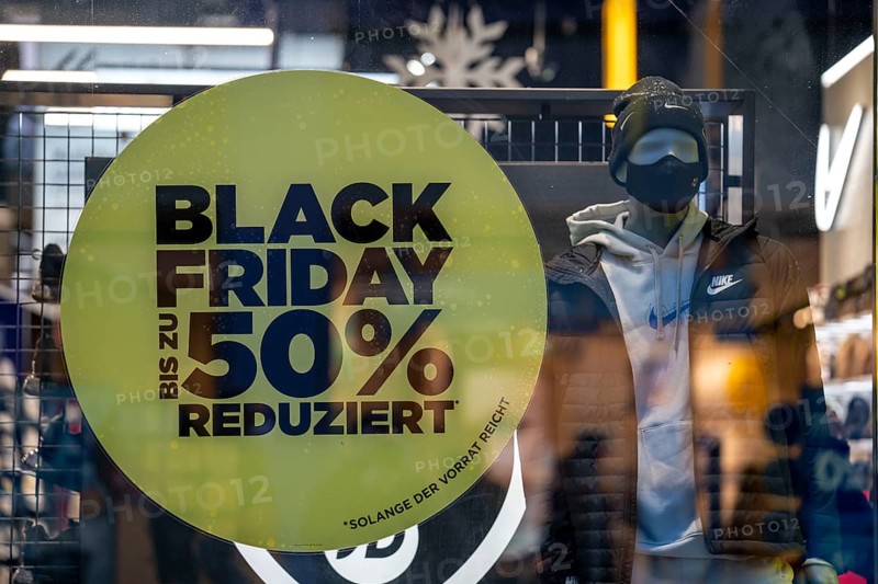 Shop window in the city centre, shopping street Westenhellweg, shopping street, pedestrian zone, full, many people shopping, during the second lockdown in the Corona crisis, Dortmund, North Rhine-Westphalia, Germany, Europe