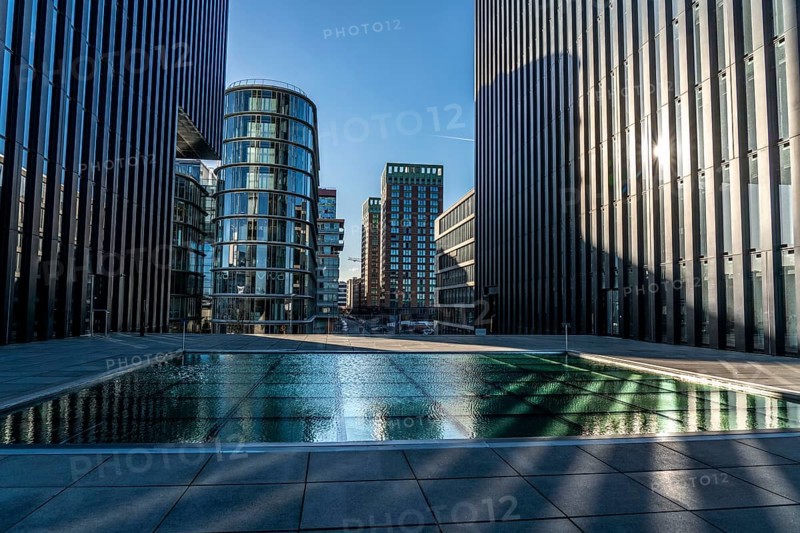 Media Harbour, Düsseldorf, at the Hyatt Hotel, harbour tip, Rhine Tower, former harbour, a mixture of offices, companies, hotels, restaurants, trendy district, nightlife district, galleries, marina, Düsseldorf, Rhineland, North Rhine-Westphalia, Germany, Europe