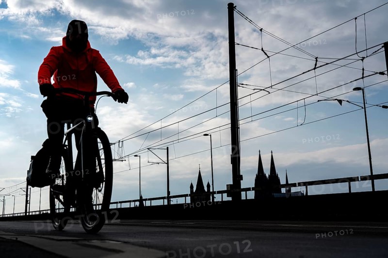 Cycling in the city, cyclist on the Deutzer Bridge in Cologne, Cologne Cathedral, cycle path, North Rhine-Westphalia, Germany, Europe