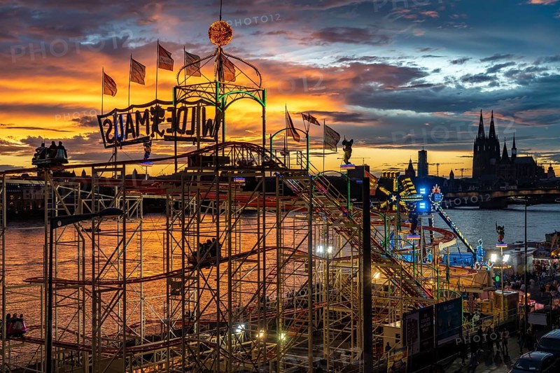 Happy Colonia funfair, Corona-compliant funfair at the Deutzer Werft, on the Rhine, Cologne Cathedral, Abendrot, Wild Mouse roller coaster, a temporary amusement park of the Cologne Showmen's Association, under Corona conditions, with entrance fee and admission only with the 3-G conditions, distances, one-way street, Cologne, North Rhine-Westphalia, Germany, Europe