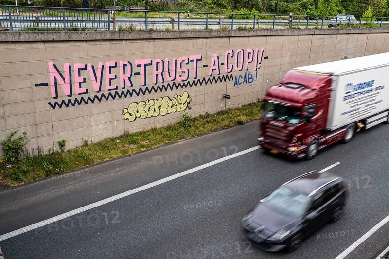 Graffiti, mural on the A40 motorway, Mülheim-Styrum junction, Never trust a cop, criticism of the police, verbal violence against police officers, Mülheim an der Ruhr, North Rhine-Westphalia, Germany, Europe