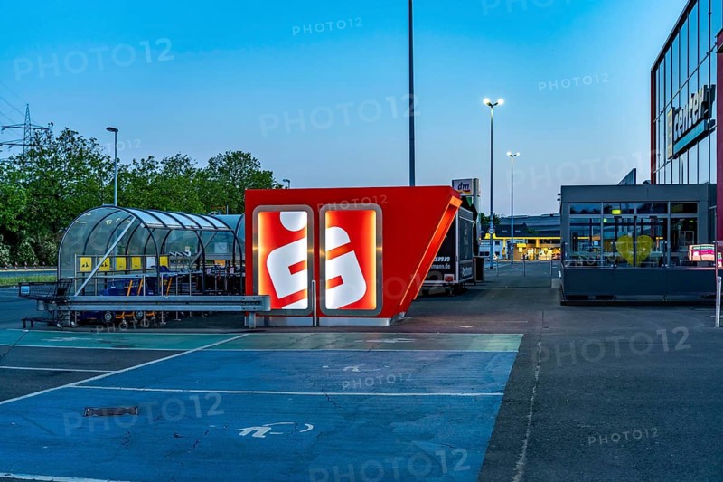 New ATM on the site of a shopping centre in Mülheim-Dümpten, free-standing, should be blast-proof, i.e. withstand blasting attempts by criminals, weighs 22 tonnes and is made of reinforced concrete, in March 2020 an ATM was blown up here, with a lot of accompanying damage, three blast-proof ATMs of the Sparkasse are to be built in MH, North Rhine-Westphalia, Germany, Europe