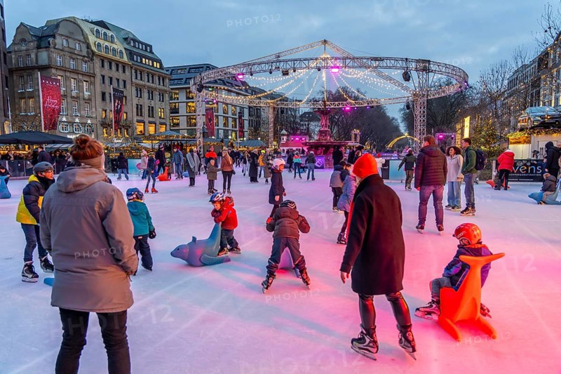 Ice rink Kö on Ice, at the northern end of Königsallee, Christmas market, t in Düsseldorf, North Rhine-Westphalia, Germany, Europe
