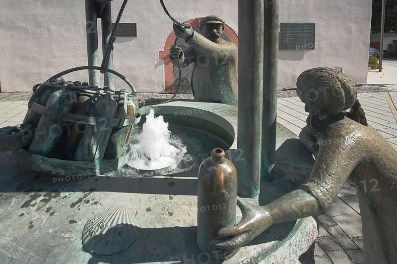 Drawing fountain from 1999 with sculptures and monument to mineral water town history, water, historical, bronze, male figure, draw, pull up, transport, rope, basket, crate with water bottles, bottles, Old Town Hall, Market Square, Bad Vilbel, Wetterau, Hesse, Germany, Europe