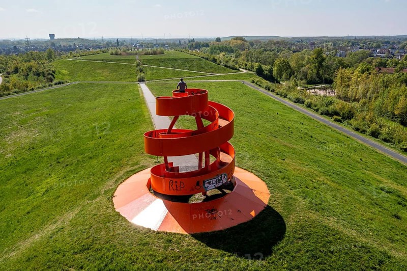 Halde Franz, Haldenzeichen, cycling in the Ruhr area, Halde Franz, Haldenzeichen, orange, snail shell-shaped observation tower, Hamm, North Rhine-Westphalia, Germany, Europe
