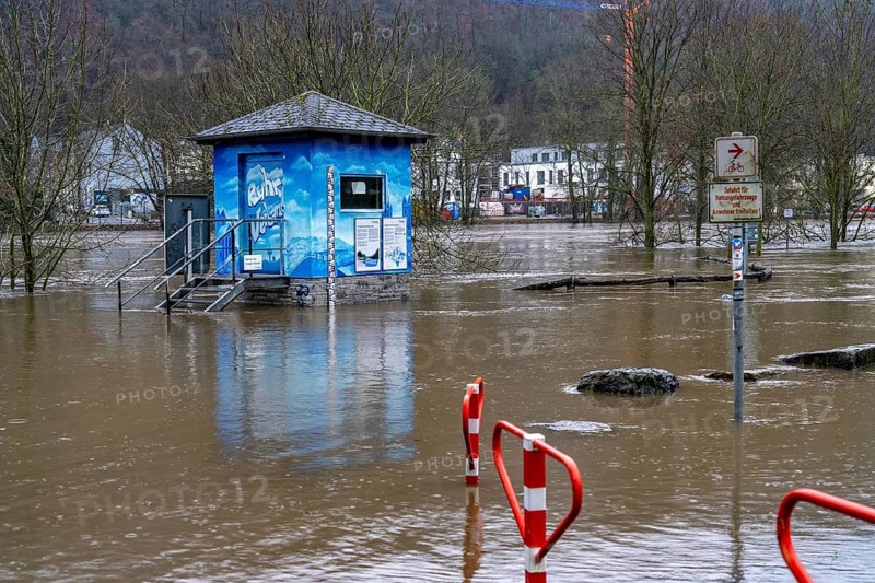 High water on the Ruhr, after days of heavy rainfall, the Ruhr is flooding, warning level 2 of 3, near Essen-Werden, Ruhrverband gauging station, North Rhine-Westphalia, Germany, Europe