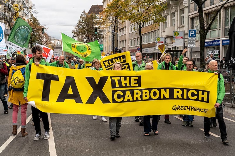 Demonstration by the Solidarity Autumn Alliance against the consequences of inflation and high energy prices for citizens, organised by an alliance of trade unions and organisations, Düsseldorf, North Rhine-Westphalia, Germany, Europe