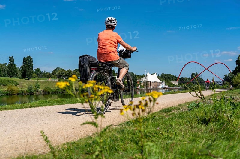 Nordsternpark, former site of the Nordstern colliery, double arch bridge over the Rhine-Herne Canal, cycle path along the canal, in Gelsenkirchen, North Rhine-Westphalia, Germany, Europe