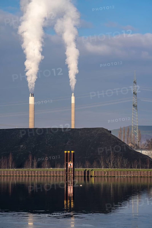 Coal stockpile, coal store, steam coal, for the STEAG Herne thermal power station, in the background chimneys of AGR Abfallentsorgungs-Gesellschaft Ruhr Area, on the Rhine-Herne Canal, Herne, North Rhine-Westphalia, Germany, Europe