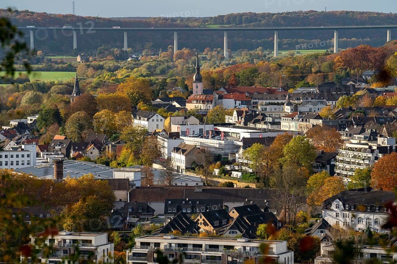 View of Essen-Kettwig, on the Ruhr, in front new development area, Am Kettwiger Ruhrbogen, on the eastern bank of the Ruhr, behind the Ruhr valley bridge, of the A52 motorway, Essen, North Rhine-Westphalia, Germany, Europe