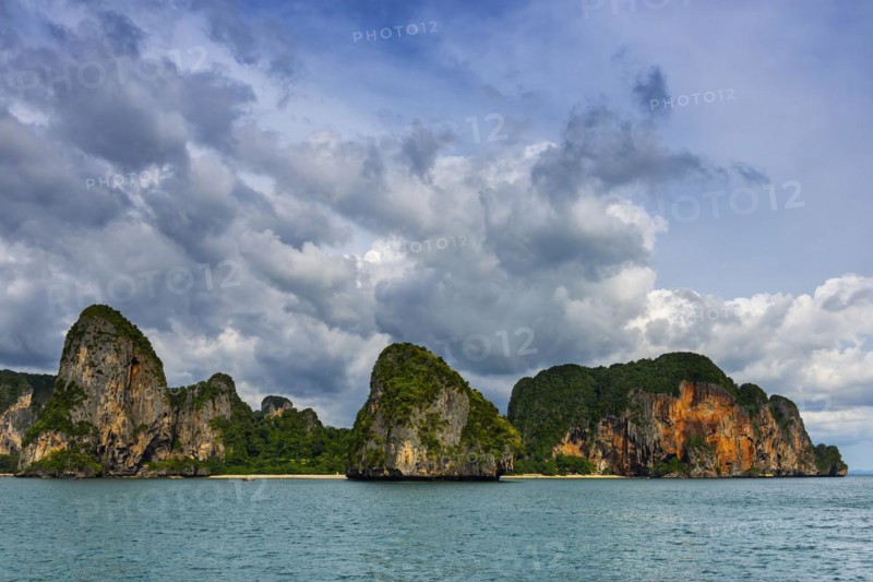 Island landscape near Krabi, stormy sky, thunderstorm, cloudy, weather, sky, storm clouds, nature, force of nature, sea, ocean, island, seascape, travel, tourism, seascape, climate, climate change, horizon, tropical, monsoon, season, season, holiday, chalk cliffs, exotic, bay, bay of the sea, rock, rocky, sandstone cliffs, coast, coastal landscape, landscape, nature, natural landscape, Siam, paradise, holiday paradise, seascape, Railay beach, Phuket, Thailand, Asia