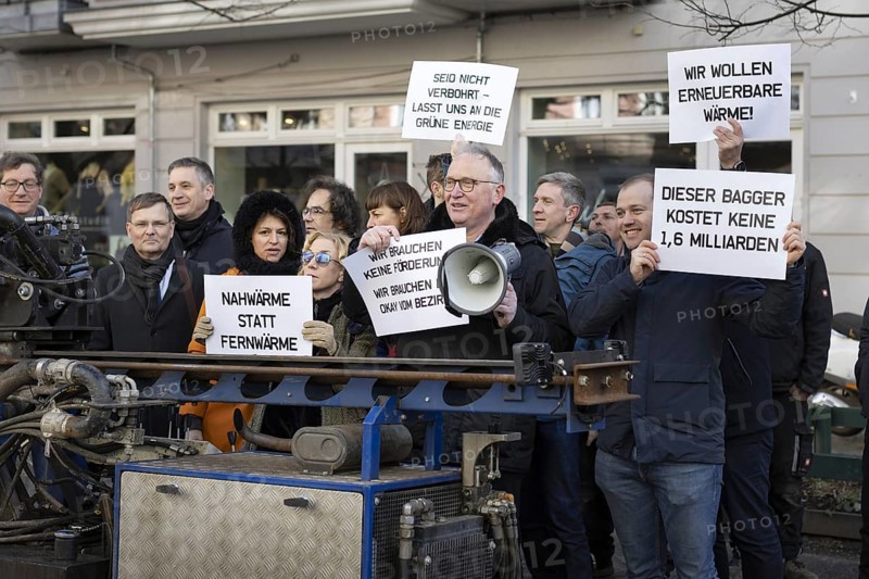 SPD parliamentary candidate Klaius Mindrup at a demonstration in Rykestraße against the decision of the green-black-led district office not to approve the conversion of 30, 000 m¬= of heated living space to green geothermal energy. Berlin, 01.02.2024