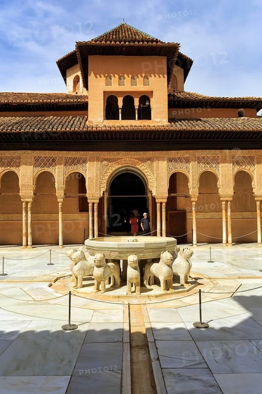 Arabesque Moorish architecture, courtyard with lion fountain, Nasrid palaces, Alhambra, Granada, Andalusia, Spain, Europe