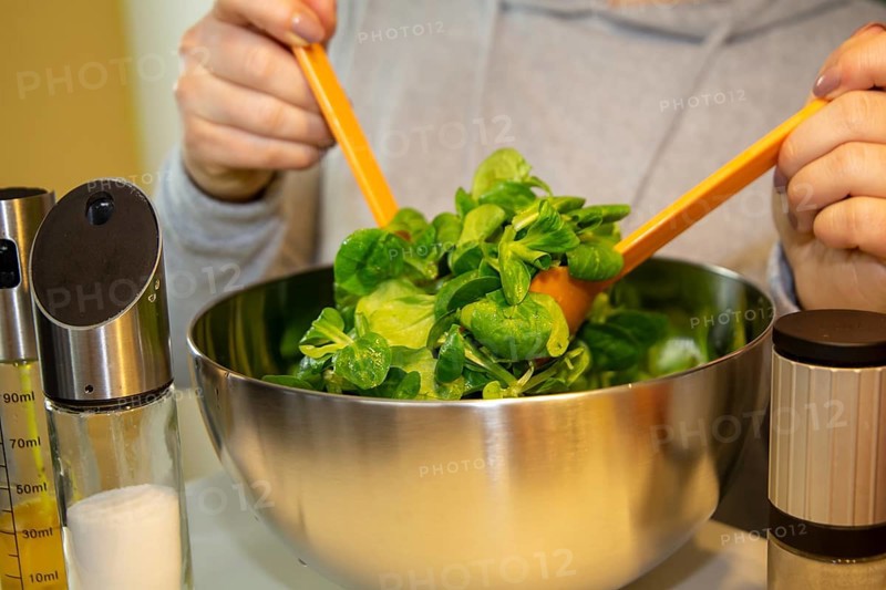 Vegan cooking: Preparation of lamb's lettuce