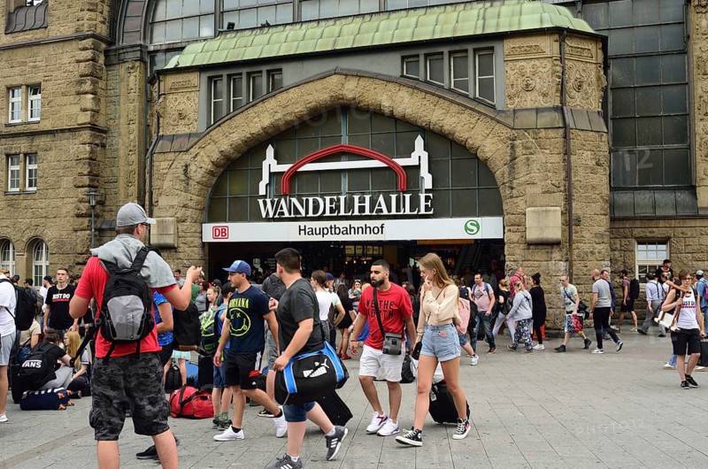 Europe, Germany, Hamburg, Central Station, Entrance Wandelhalle, Travellers, Europe