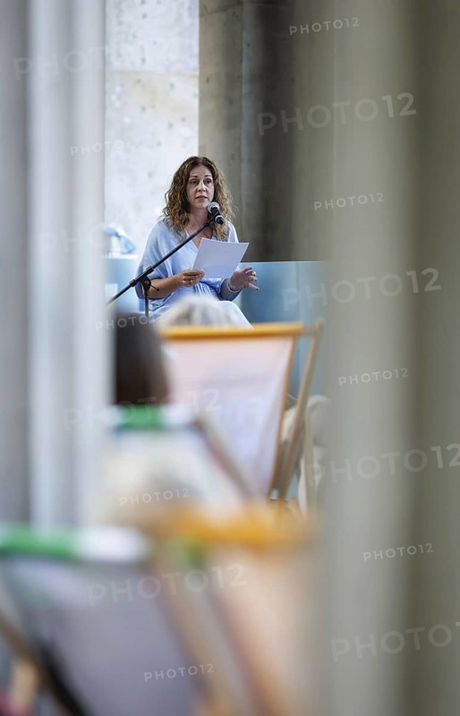 Reading by Ulrike C. Tscharre and live music at the Kolonnaden Bar on Museum Island in Berlin, 08/08/2024