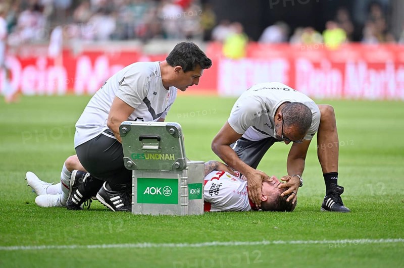 Angelo Stiller VfB Stuttgart (06) injured, injury, carer, club doctor Dr Raymond Best VfB Stuttgart MHPArena, MHP Arena Stuttgart, Baden-Württemberg, Germany, Europe