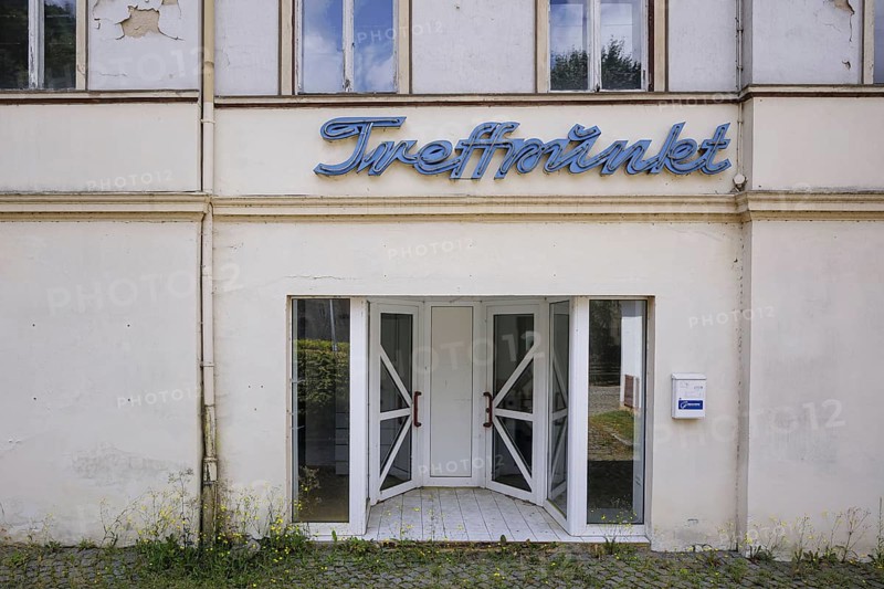 Symbolic photo on the subject of vacant shops in rural areas. The lettering 'Äô Treffpunkt 'Äô hangs on a vacant building, taken in the small town of Ziegenrück in Thuringia. Ziegenrück, 23.07.2024