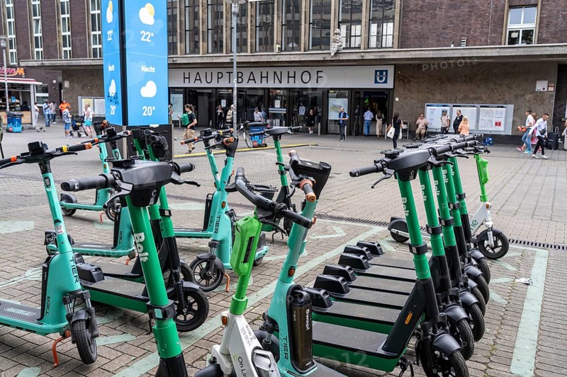 Designated sharing stations, parking space for e-scooters, rental bikes, e-scooters, in front of the main railway station in Düsseldorf, North Rhine-Westphalia, Germany, Europe