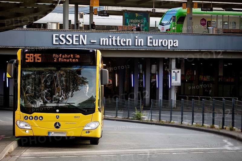 Essener Verkehrsbetriebe bus at the main railway station with local train, public transport, Deutschlandticket, Essen, Ruhr area, North Rhine-Westphalia, Germany, Europe