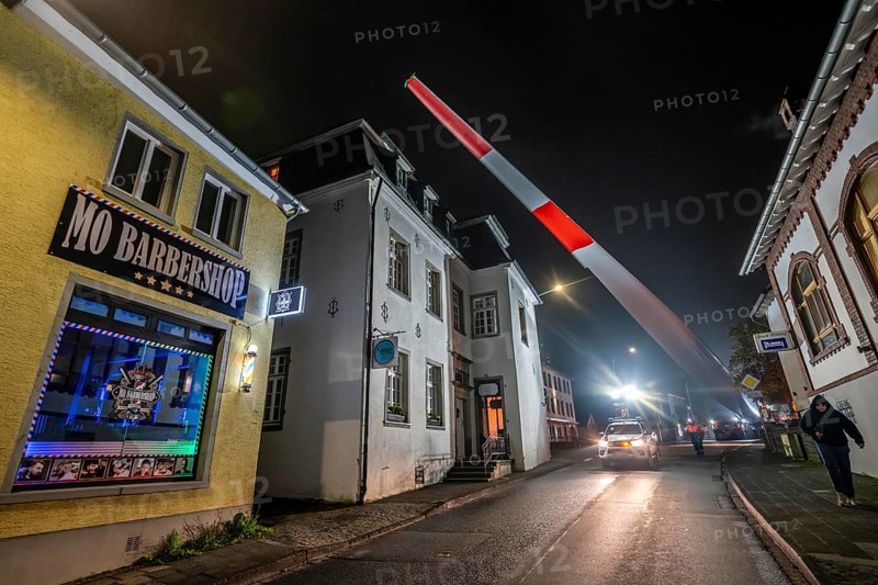 Transport of a 68 metre long, 22 tonne blade of a wind turbine, here in Breckerfeld, with a self-propelled Blade-Lifter vehicle, over a 40 km long route, over 2 nights, in the Bergisches Land, through towns, villages, over country roads, narrow through roads, to the construction site of the wind turbine near Hagen, North Rhine-Westphalia, Germany, Europe