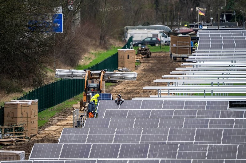 Construction of a solar park in Neukirchen-Vluyn, over 10, 000 solar modules will be installed on 4.2 hectares, which will then generate 6 million kilowatt hours per year, North Rhine-Westphalia, Germany, Europe