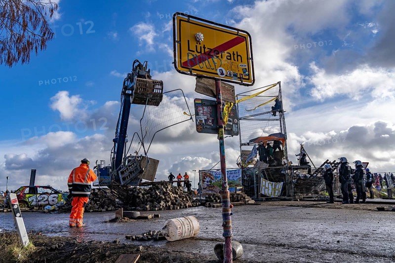 Beginning of the eviction of the Lützerath hamlet, camp of climate activists and squatters, at the Garzweiler 2 opencast lignite mine, by the police, Erkelenz, North Rhine-Westphalia, Germany, Europe