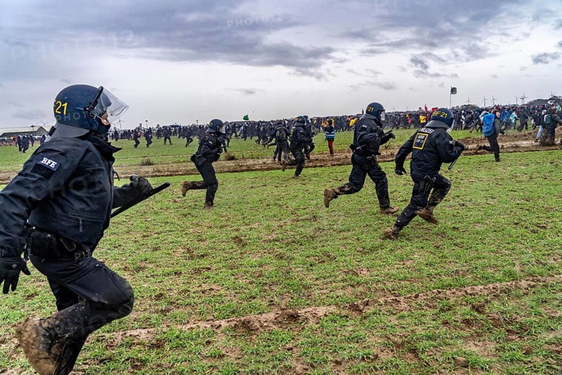 Violent clashes between thousands of demonstrators and the police, after a demonstration against the demolition of the brown coal village of Lützerath, the demonstration participants try to get to the rest of the village, Lützerah, and storm it, the police prevent this with a large contingent of forces, Erkelenz, North Rhine-Westphalia, Germany, Europe