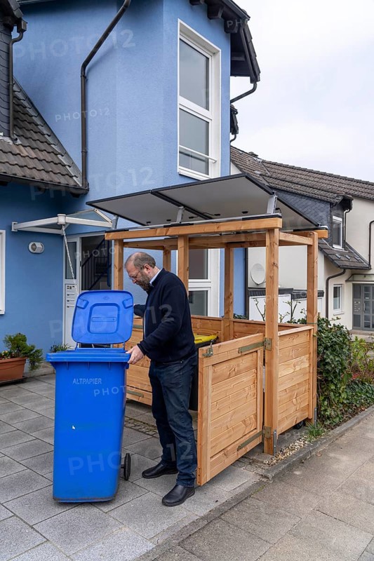 Detached house with various solar modules, in addition to solar panels on the roof of the house, plug-in solar modules are mounted on a dustbin box as a roof, Essen, North Rhine-Westphalia, Germany, Europe